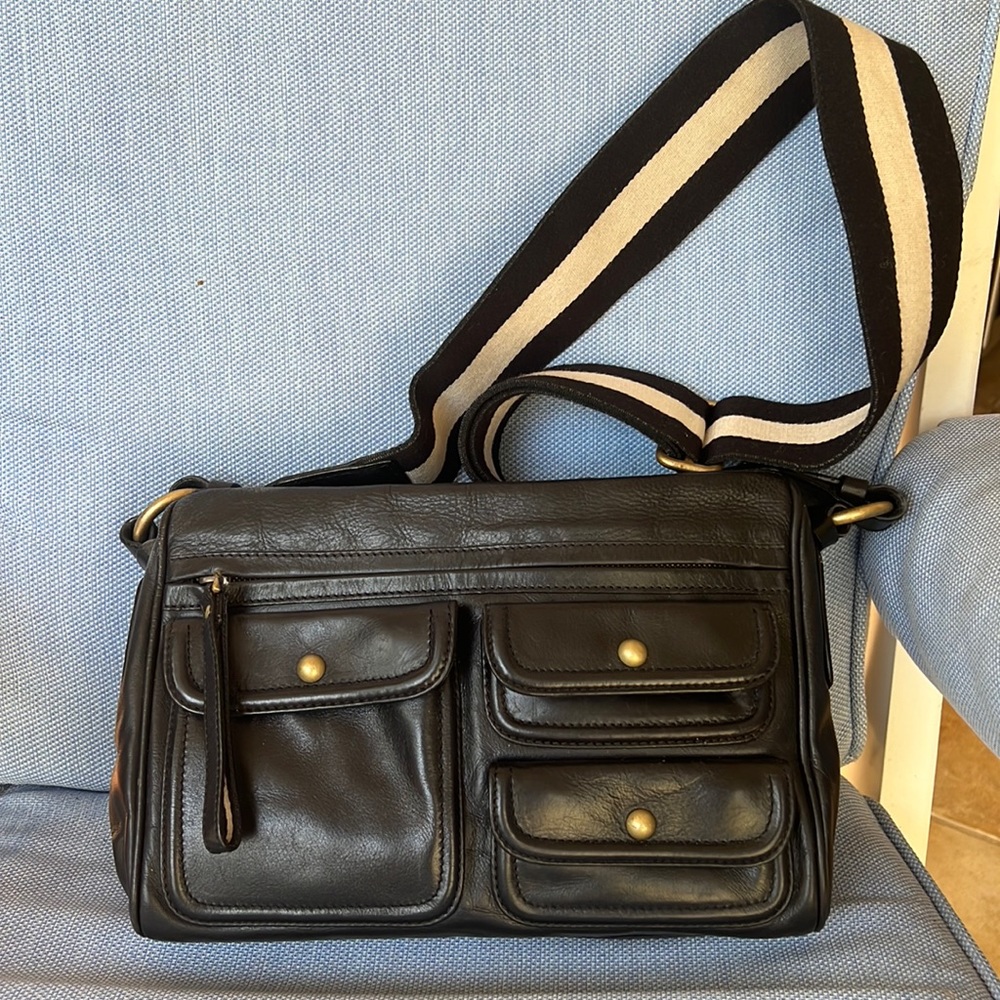 Beautiful Bally Black Leather Crossbody Purse